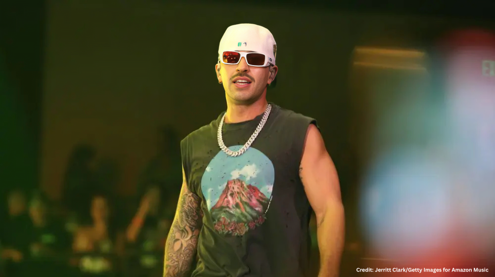 Feid en vivo durante un evento de Amazon Music, usando gafas de sol y gorra — fotografiado por Jerritt Clark.